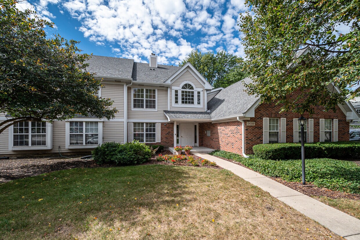 5S541 Paxton Dr Unit 2H, Naperville, IL 60563 Condo for Rent in