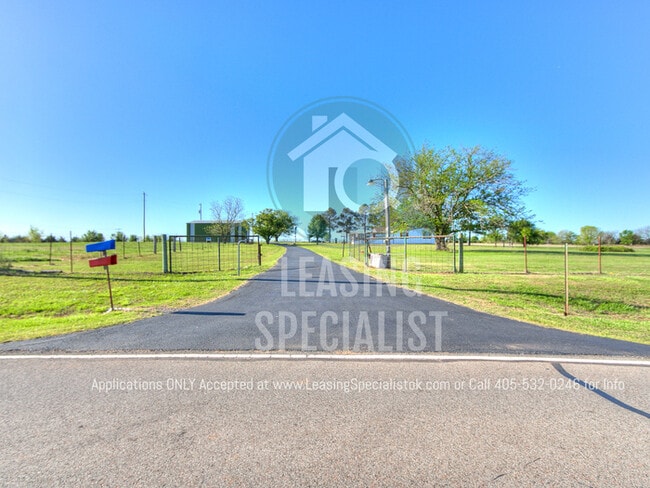 Building Photo - Country Living At its Finest! This Norman ...
