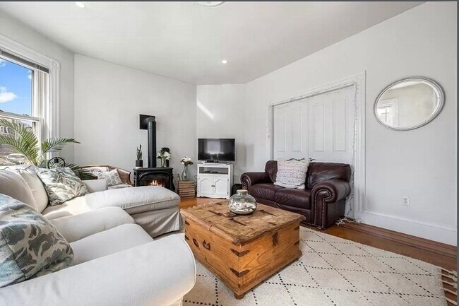 Foto del edificio - 866 E 5th St