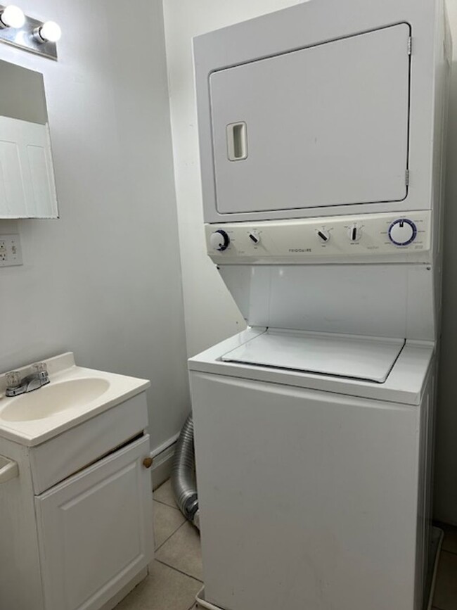 Building Photo - Spacious 4 Bedroom 1.5 Bathroom Row Home F...