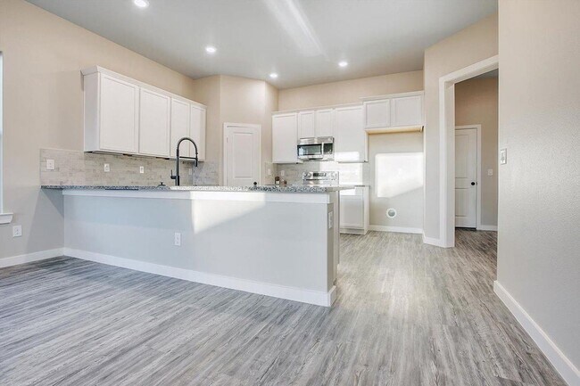 Building Photo - Pre-leasing for July