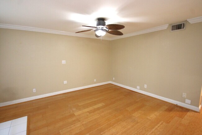Foto del edificio - Waterfront Condo Living in East Hill with ...
