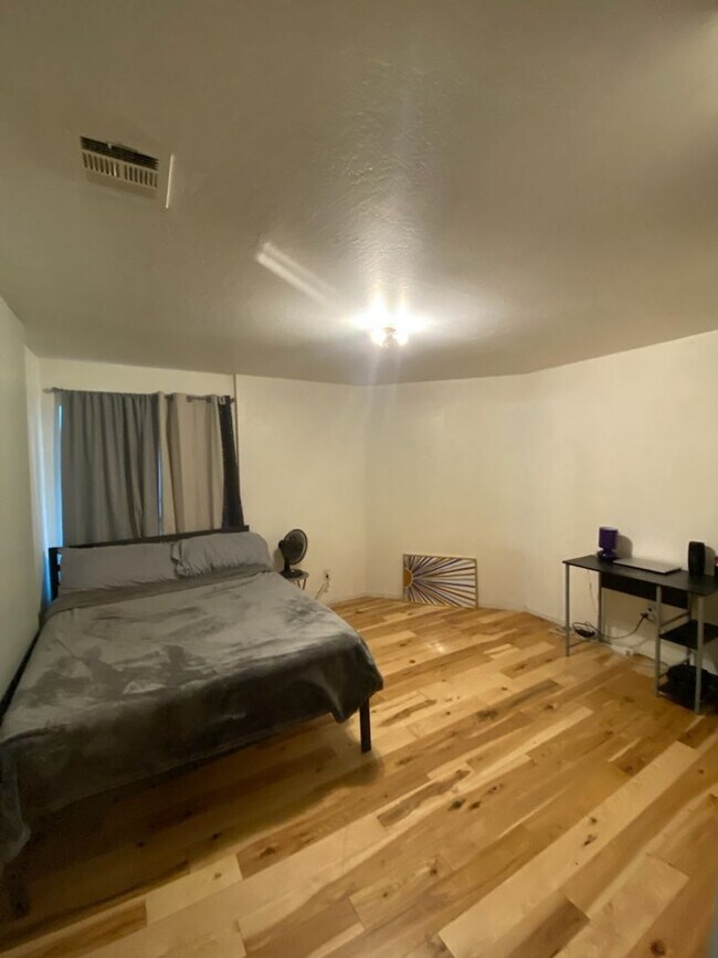 Building Photo - 802 Northwood