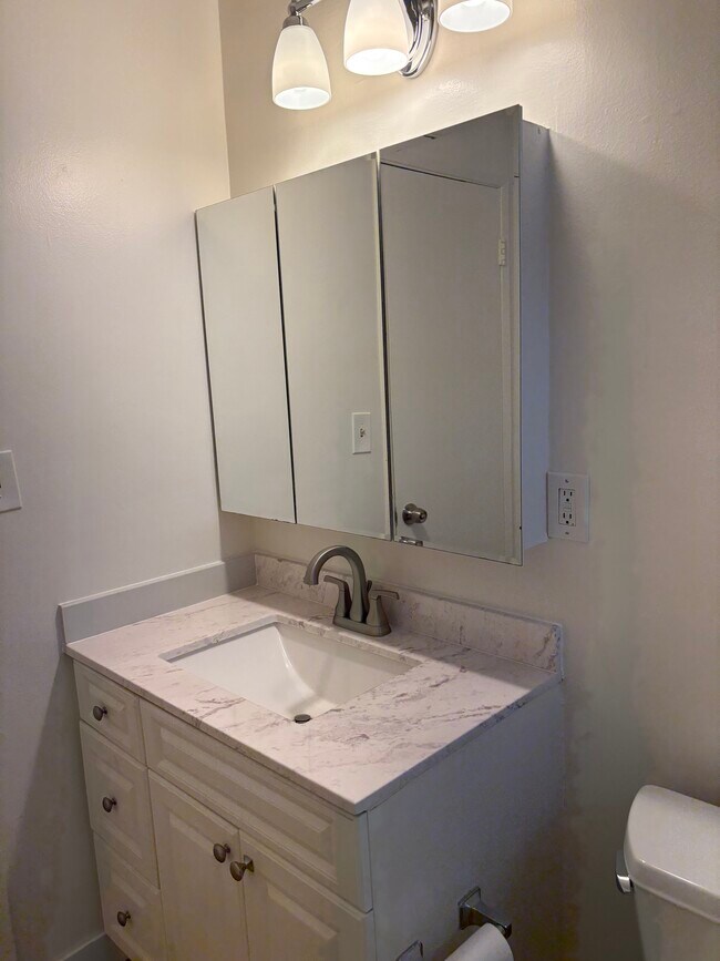 Baño - 11168 Camarillo St