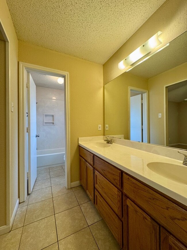 Building Photo - Duplex *LEASING SPECIAL AVAILABLE*
