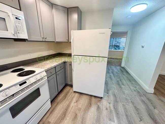 Building Photo - SE Ankeny Duplex