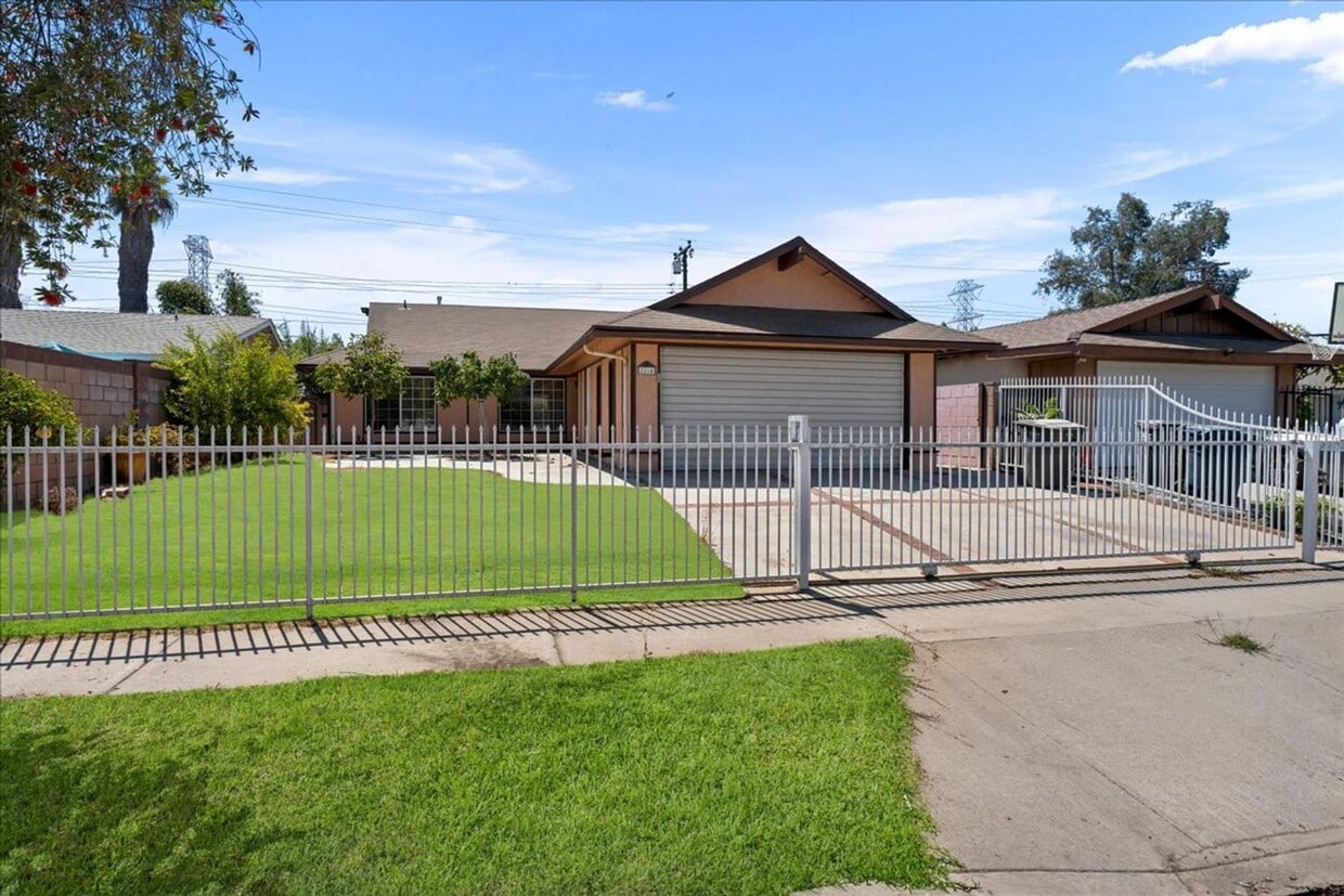 Foto principal - Spacious 3 Bed 2 Bath House w/ Central A/C...