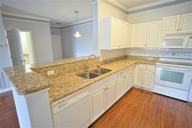 Foto del edificio - Beautiful 2-Bedroom, 2-Bathroom Condominiu...