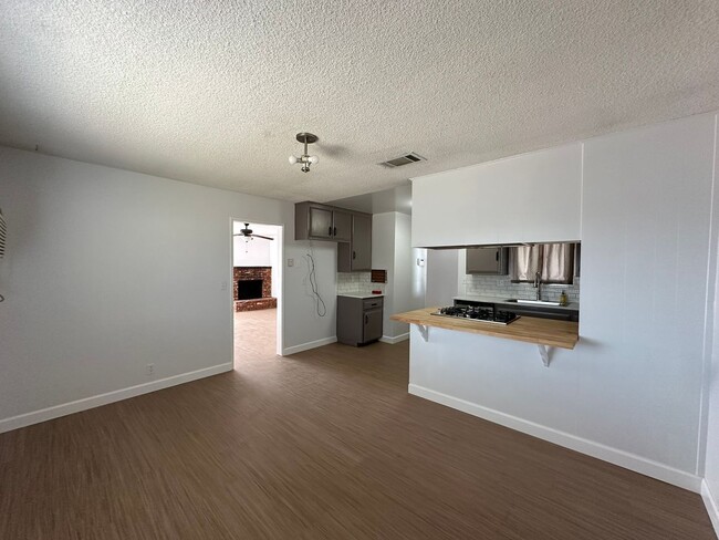 Building Photo - 4 BD/ 2 BA House - Sunnymead Blvd.