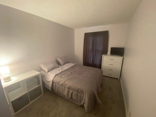 Building Photo - Furnished 3 Bedroom 2 bath TownHome