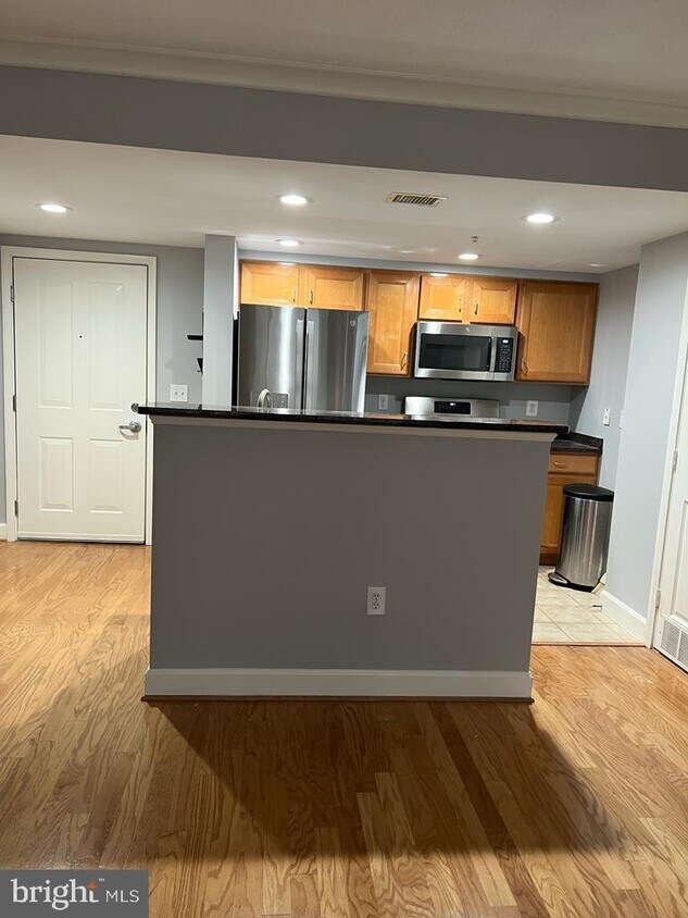 1201 N Garfield St Unit 811, Arlington, VA 22201 Room for Rent in Arlington, VA