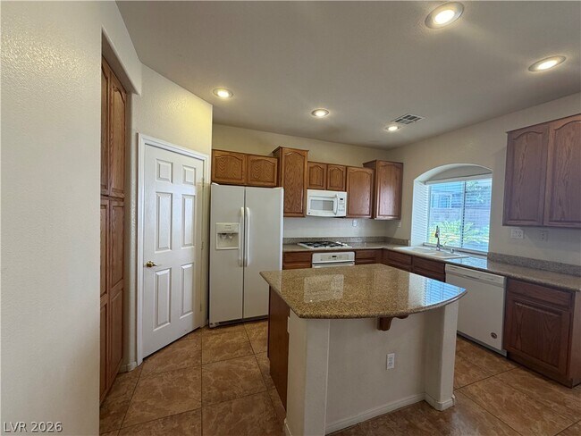 Building Photo - 2307 Summer Home St