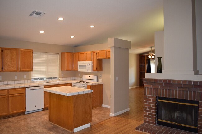 Building Photo - 104 Hibiscus Ct