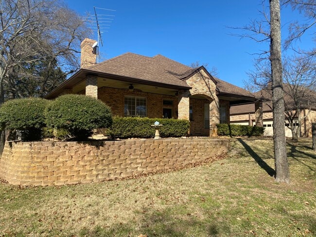 Building Photo - 148 Pinehurst Dr