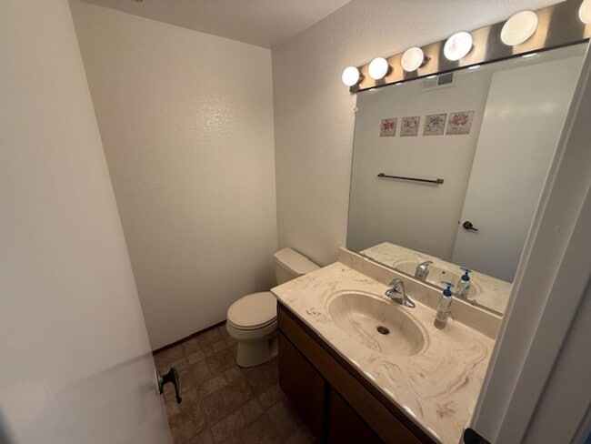 Building Photo - 3-Bed / 2.5 Bath Home in Quiet Benicia Hil...
