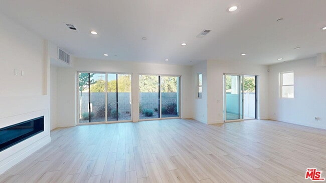 Foto del edificio - 8474 N. Camelia Court