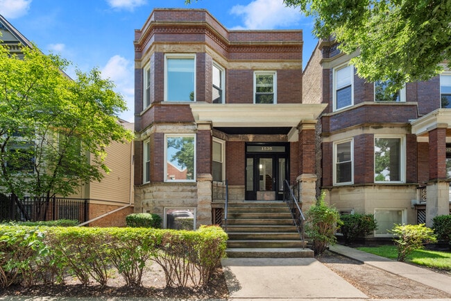 Building Photo - 1535 W School St