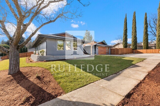 Building Photo - 4 Bedrooms Home in East Medford!