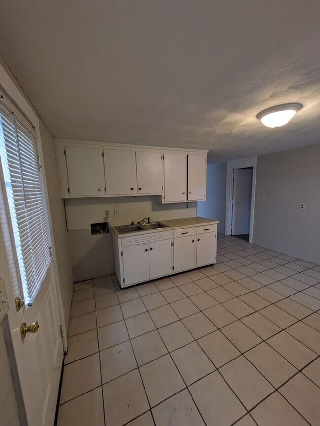Building Photo - 2BD/1BA First Floor Unit in Hickory