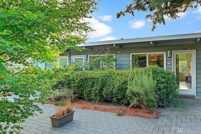 Front patio - 4253 Palatine Ave N