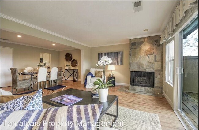 Building Photo - 3 br, 2.5 bath House - 8 B Oak Crest Court