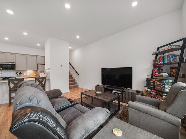 Building Photo - 674 Royal Arch Dr