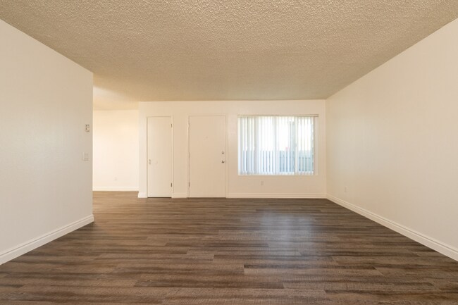 Building Photo - 1050 Meadow Lake Dr