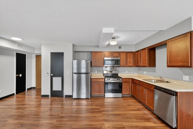 Building Photo - Commodore Place Apartments