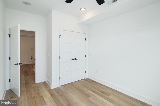 Foto del edificio - 2000 N Front St