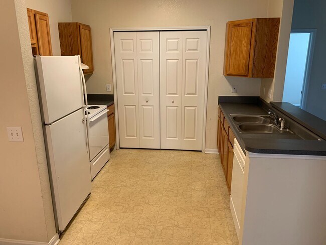 Building Photo - Spacious 2BR/2BA Retreat with Pool, Gym & Tiger Transit Access