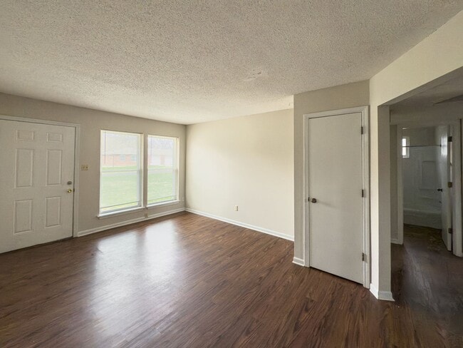 Building Photo - 2523-2523 E Morris Dr