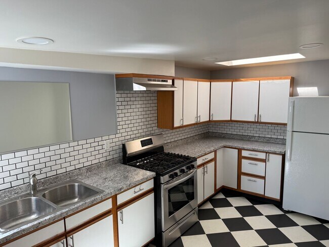 Foto del edificio - West Ventura 1+1 bedroom unit with a 2 car...