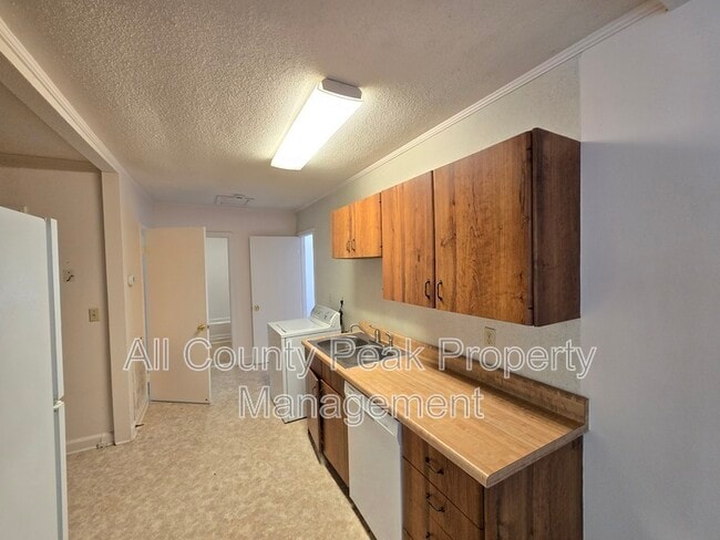 Building Photo - 10 Fountain Cir