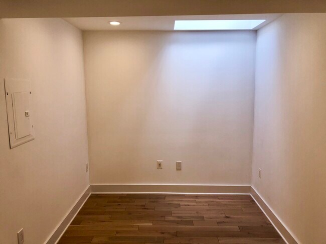 Building Photo - 1453 Holbrook St NE