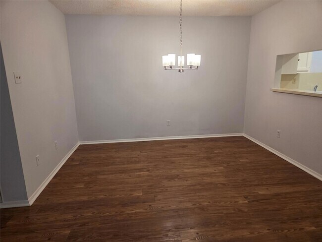 Foto del edificio - 8111 Baywood Dr