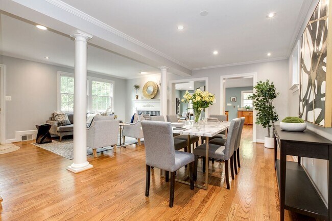 Foto del edificio - Chevy Chase Home