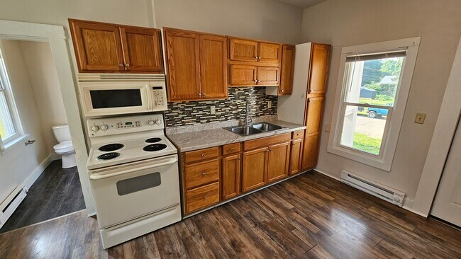 Cocina - 238 S Maple St