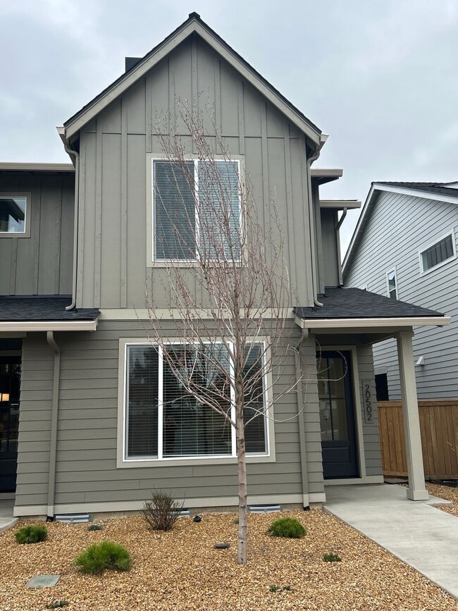 Building Photo - 3 Bedroom / 2.5 Bathroom Townhome in SE Bend