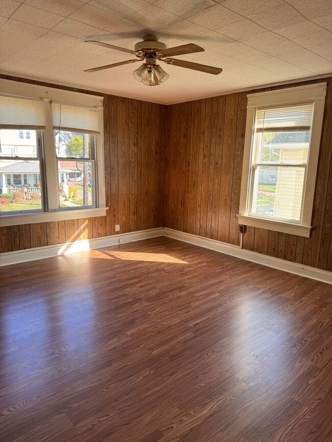 Building Photo - 430 E Sheridan Ave