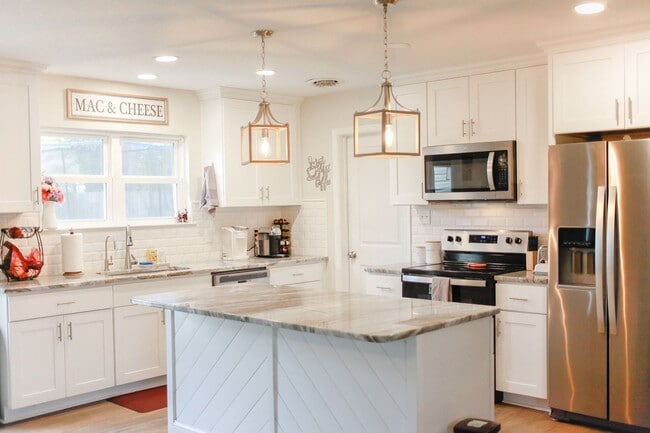 Building Photo - Stylish 3-Bed Brick Home in Central VB!