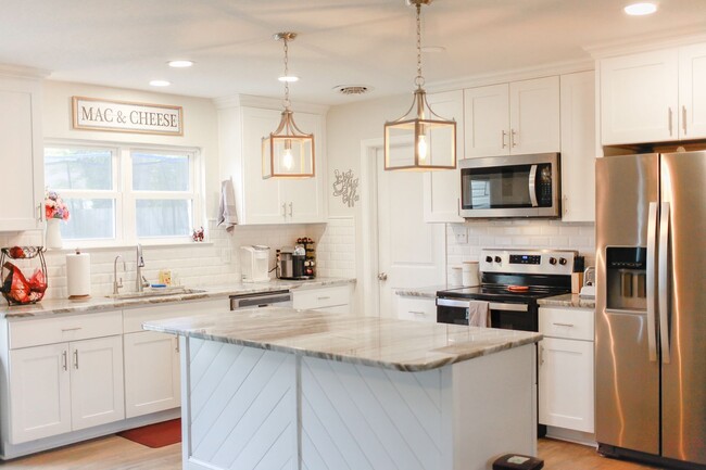 Foto del edificio - Stylish 3-Bed Brick Home in Central VB!