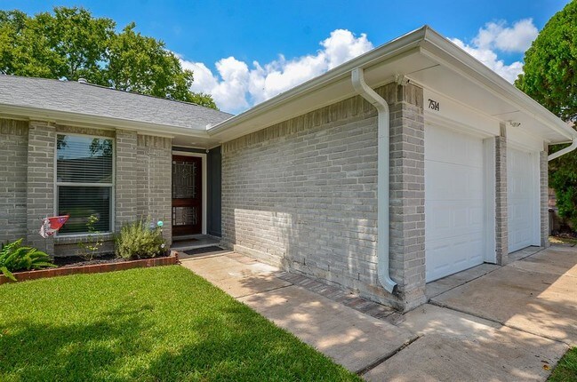 Building Photo - 7514 Trabajo Dr
