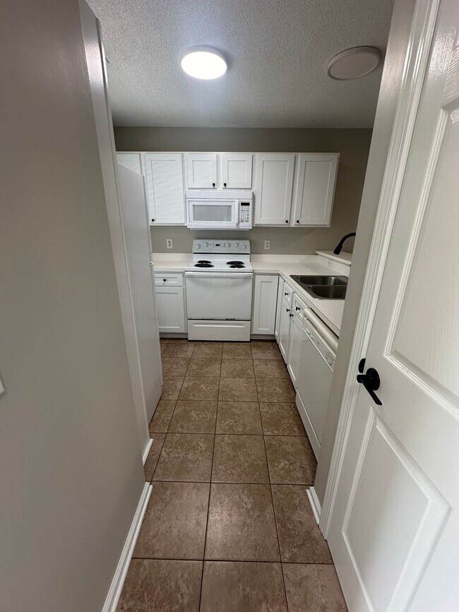 Building Photo - S204