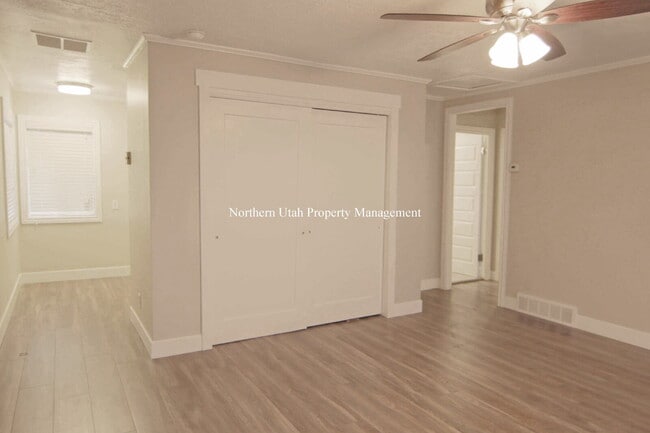 Foto del edificio - 2 Bed, 1 Bath Upper Unit