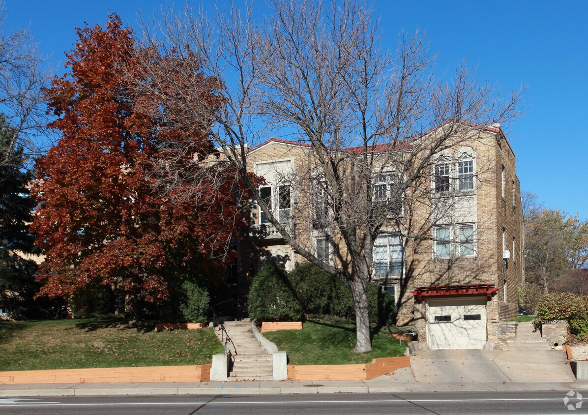 Foto principal - Lakeshore Arms Apartments