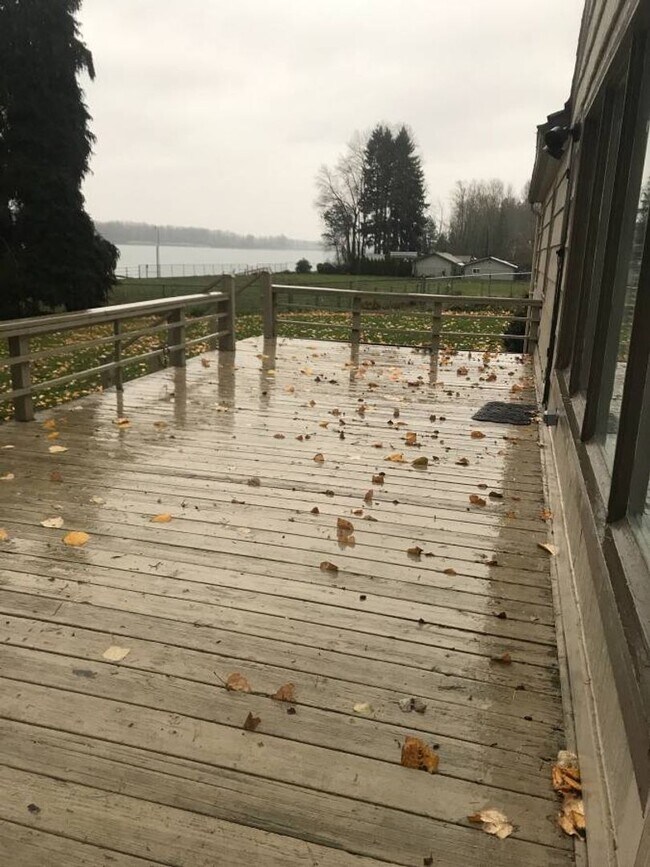 Foto del edificio - Waterfront Home on 1.5 Acres + 2 Car Garage + Fenced Yard (Vancouver – Evergreen Hwy)