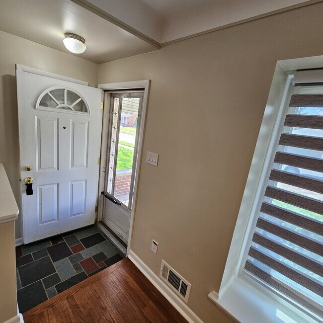 Foto del edificio - Updated 3 Bedroom w/ Granite, updated cabinets + Stainless Appliances in Kitchen – 1.5 Bath, Semi...