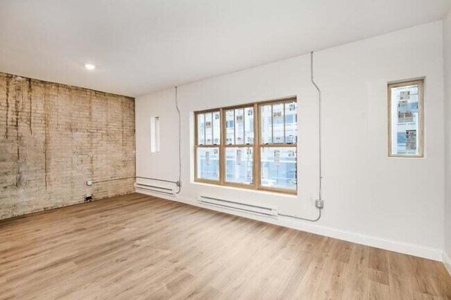 Foto del edificio - 2577 N Downer Ave