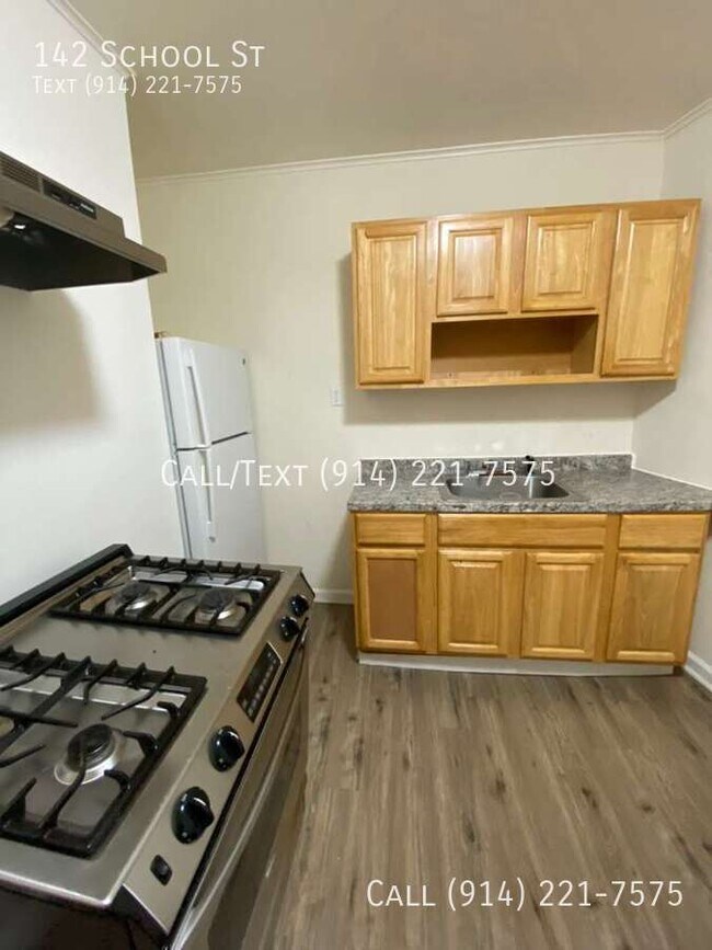 Building Photo - 142 School St