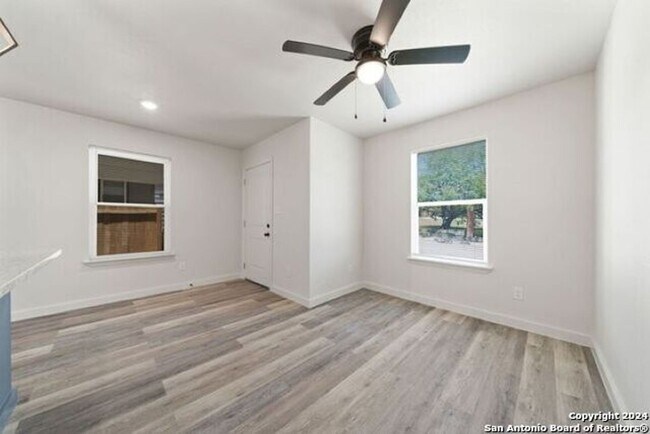 Foto del edificio - 227 S Grimes St